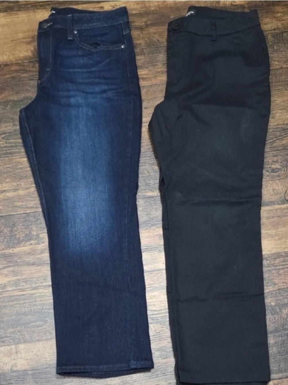 2 Pair Of Lee Women's Straight Leg Jeans in Dark Blue and Black